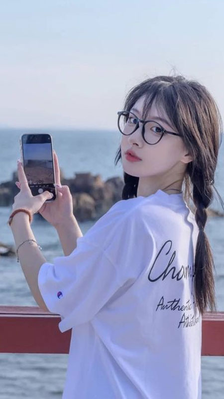 Ảnh con gái đeo kính ngọt ngào