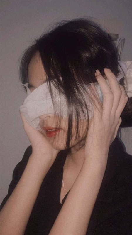 Ảnh con gái khóc che mặt buồn