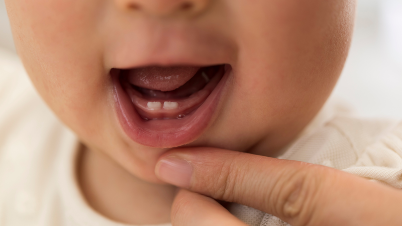Hình ảnh trẻ đi tướt mọc răng và cách chăm sóc cha mẹ nên biết rõ