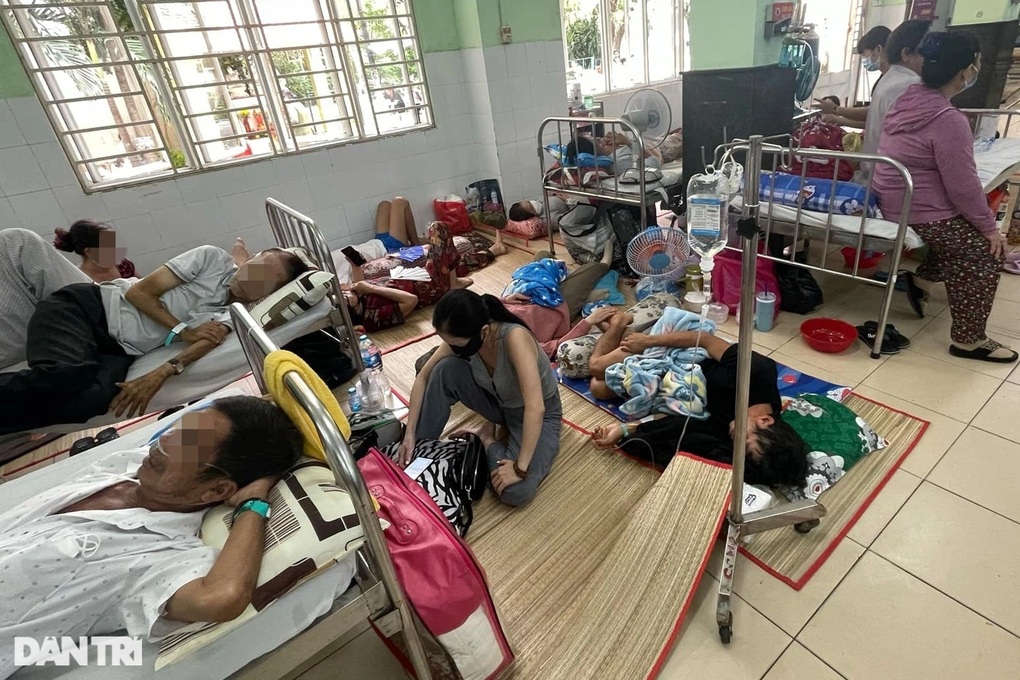 Bệnh nhân cấp cứu phải nằm dưới sàn Bệnh viện Phạm Ngọc Thạch truyền dịch? - 4