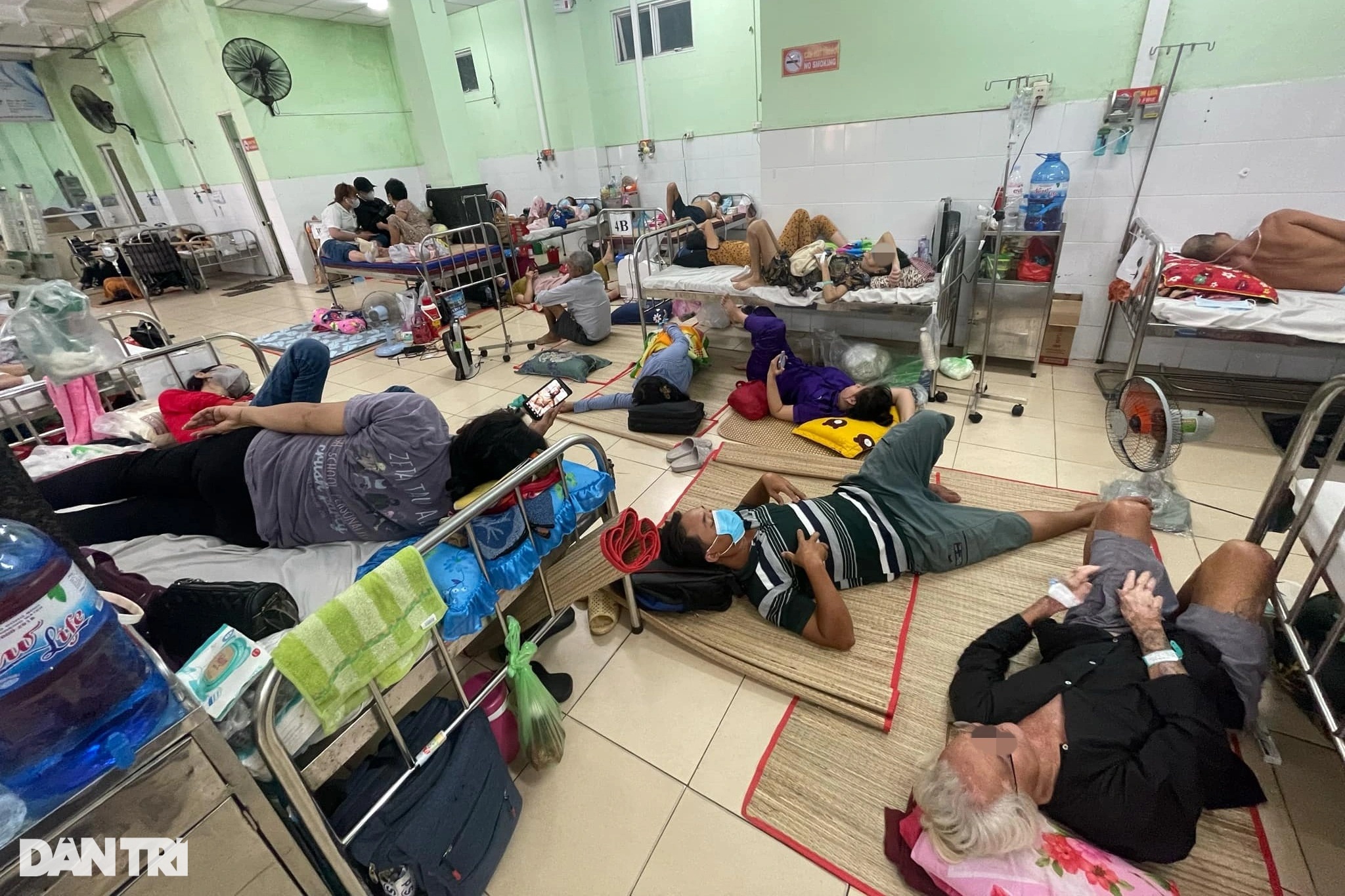 Bệnh nhân cấp cứu phải nằm dưới sàn Bệnh viện Phạm Ngọc Thạch truyền dịch? - 5