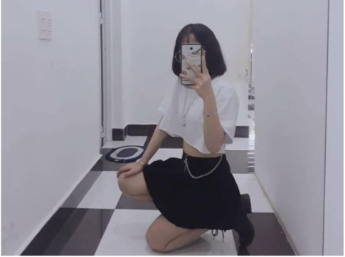 Tạo dáng ngồi trước gương