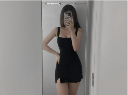 Dáng đứng đơn giản trước gương