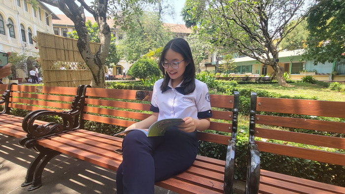 Võ Nguyễn Mỹ An (thứ 3, phải sang) và các thành viên đội tuyển thi học sinh giỏi quốc gia môn tiếng Anh của Trường Trung học phổ thông chuyên Trần Đại Nghĩa. (Ảnh: NTCC)