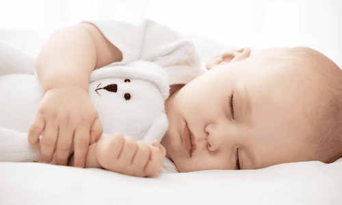 Bé 6 tháng tuổi có thể ngủ liên tục đến sáng hôm sau mà không cần thức dậy giữa đêm để bú thêm