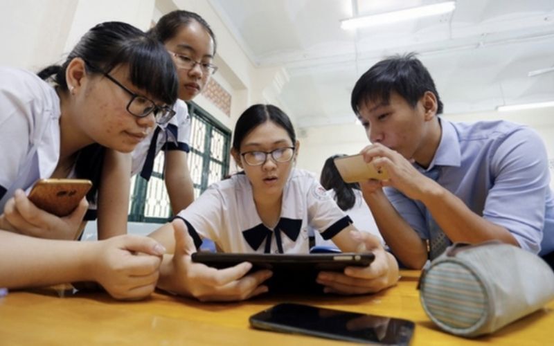 Lớp 8 có được dùng máy tính không? Được mang điện thoại không?