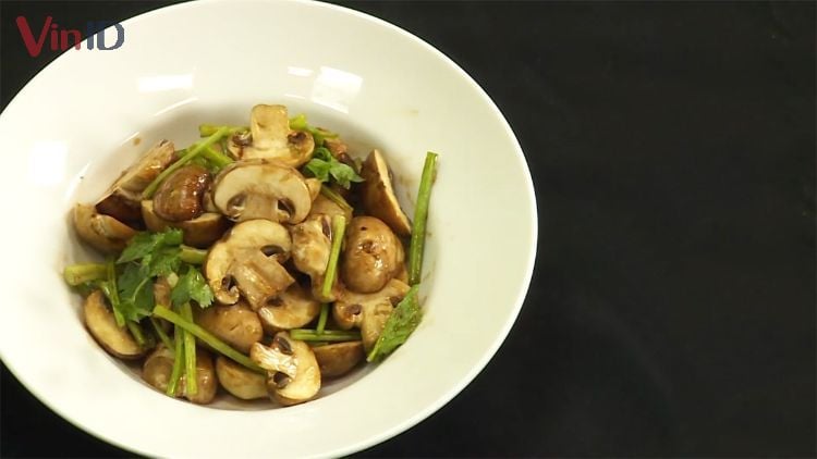 Nấm mỡ xào cần tây chay