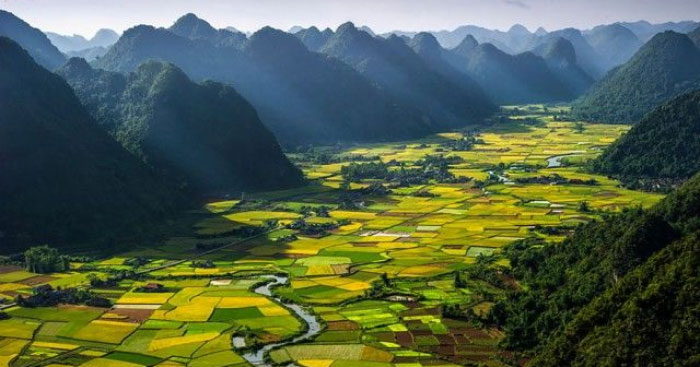 Nghị luận văn học về bài Lặng lẽ Sa Pa                                   4 Dàn ý & 12 bài văn mẫu hay nhất