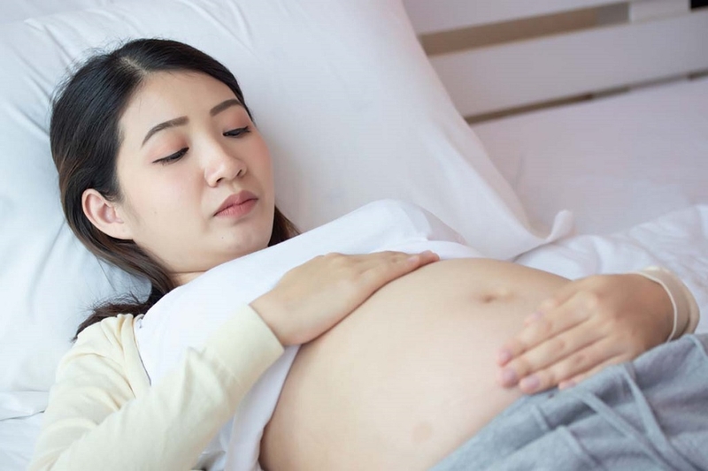 Nằm ngửa bụng cứng khi mang thai có nguy hiểm hay không? Nguyên nhân là gì? 2