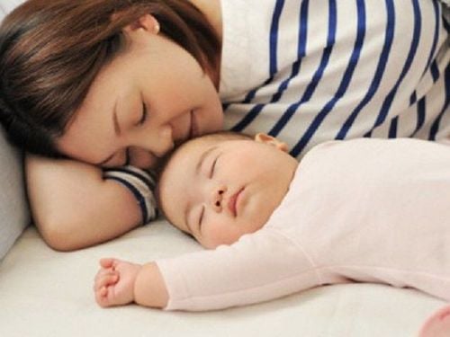 Trẻ thích nằm sấp ngủ nên cho ngủ cùng phòng với cha mẹ