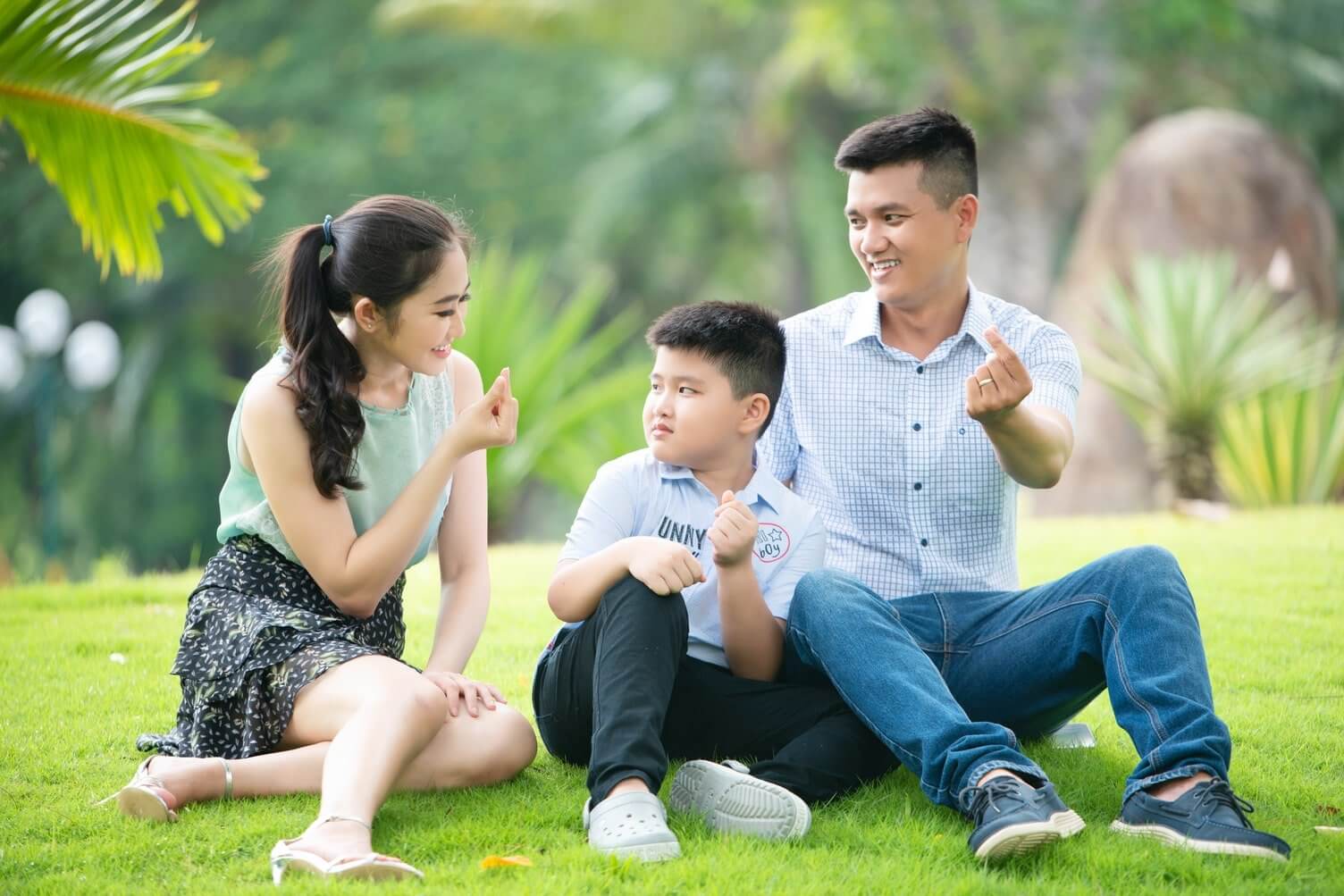 Cách tạo dáng chụp ảnh gia đình 3 người