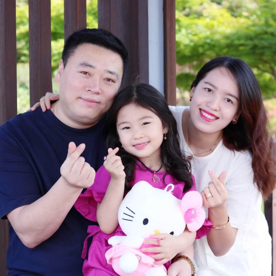 Cách tạo dáng chụp ảnh gia đình 3 người