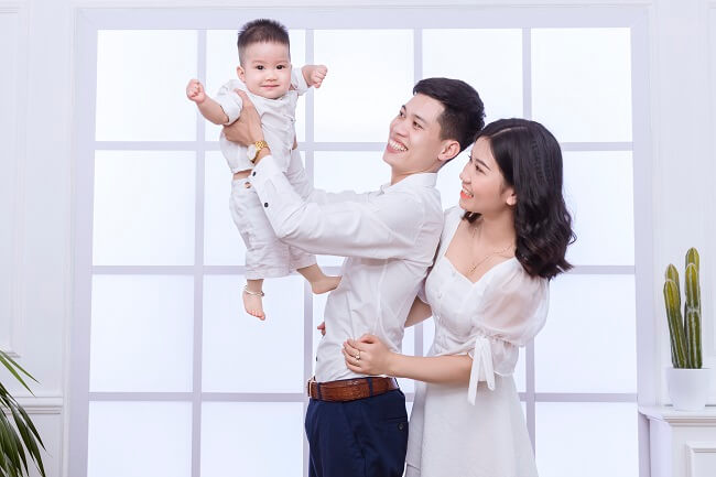Cách tạo dáng chụp ảnh gia đình 3 người