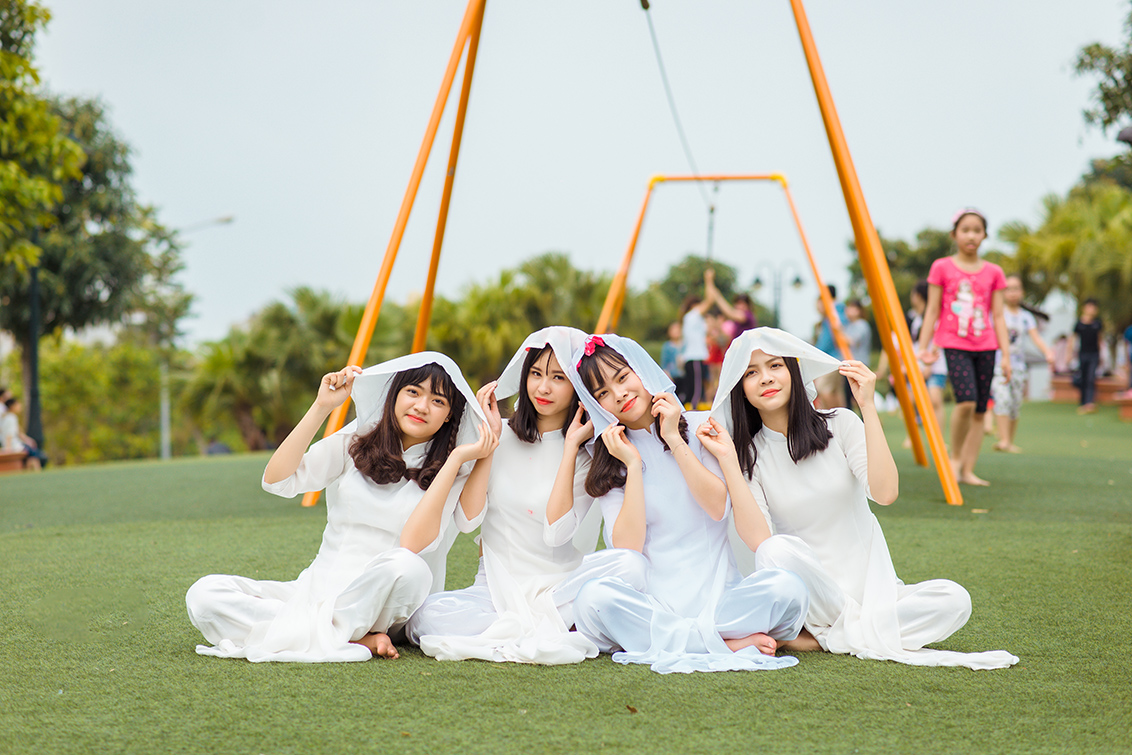 tạo dáng chụp kỷ yếu nhí nhảnh