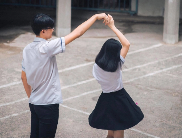 Tạo dáng chụp ảnh kỷ yếu đẹp