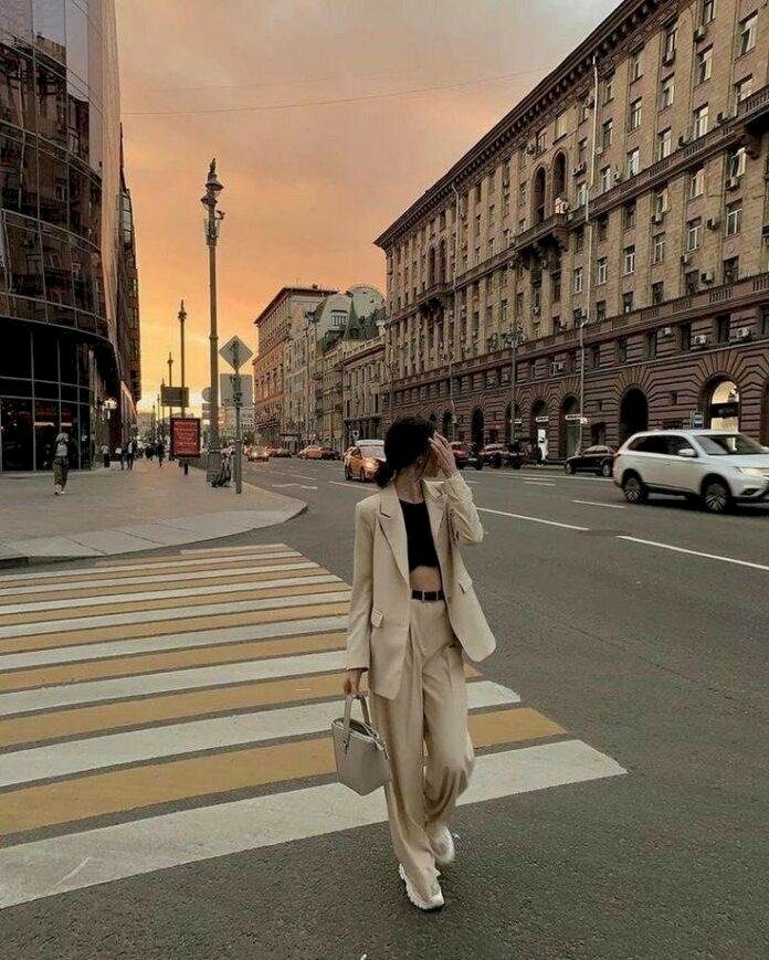 Tạo dáng sang chảnh kiểu “bước đi thời thượng”