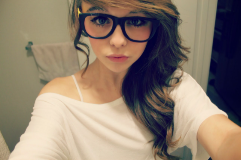 Selfie khi cầm máy ảnh bằng hai tay