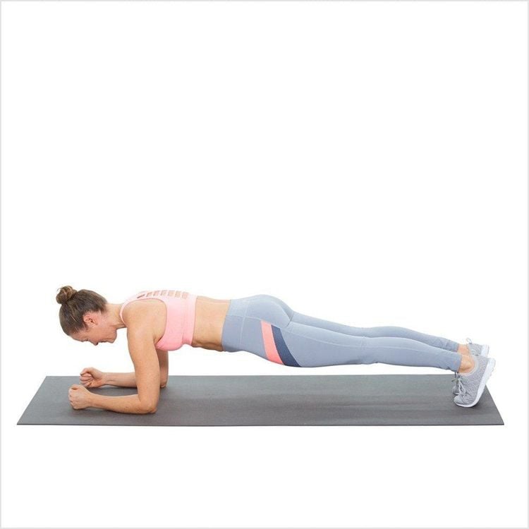 Từ 4 - 6 tháng sau sinh mổ bạn có thể bắt đầu các bài tập tăng cường cơ bụng như Plank
