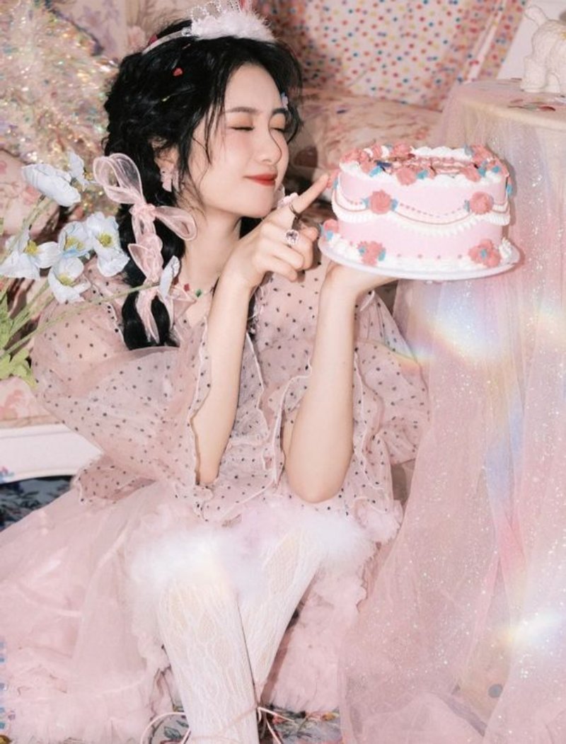 Chụp ảnh với bánh sinh nhật tại studio kết hợp hoa ( Nguồn ảnh: Sưu tầm )