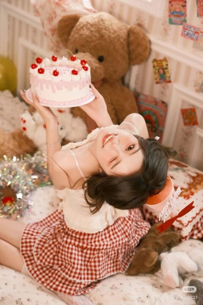 Che mặt khi chụp ảnh với bánh sinh nhật ( Nguồn ảnh: Sưu tầm )