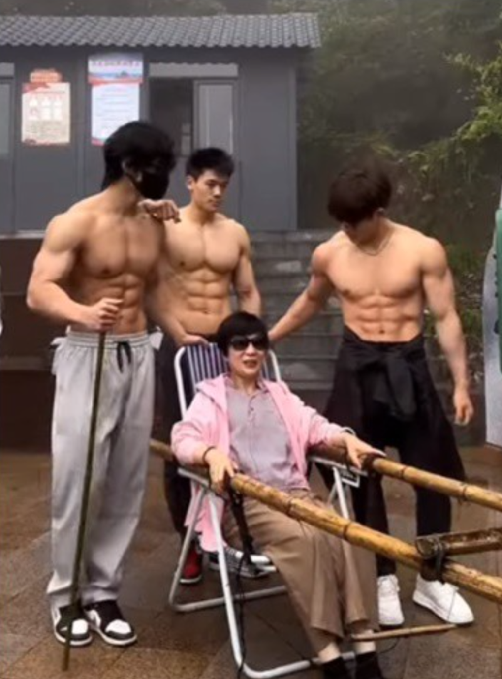 Chi tiền triệu thuê trai 6 múi phục vụ: Trào lưu nhiều tranh cãi - 4
