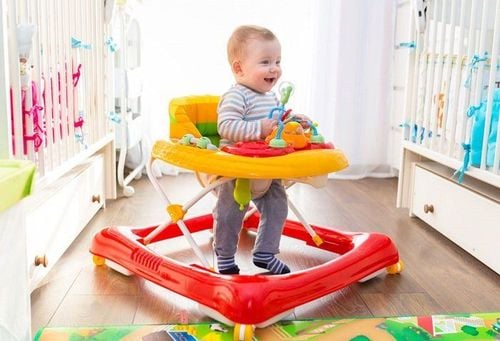 Luôn ở gần trẻ khi bé dùng xe tập đi