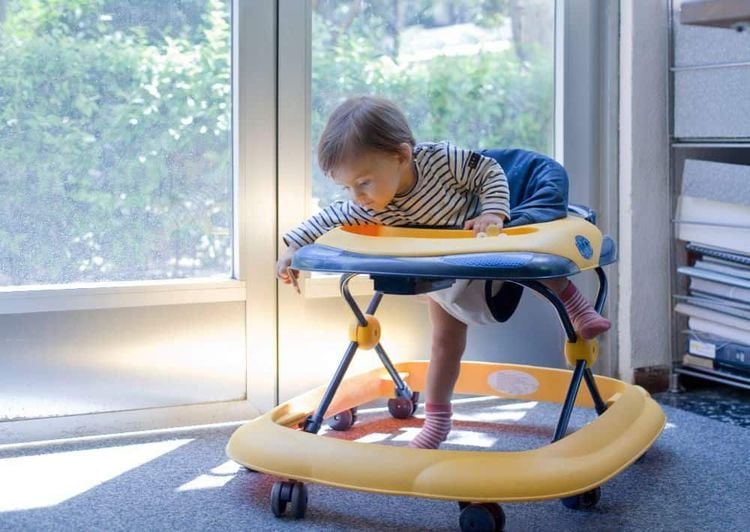 Có nên cho trẻ dùng xe tròn tập đi?