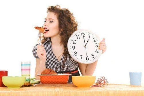 Thói quen sinh hoạt không lành mạnh có thể dẫn đến chướng bụng đầy hơi khó tiêu.