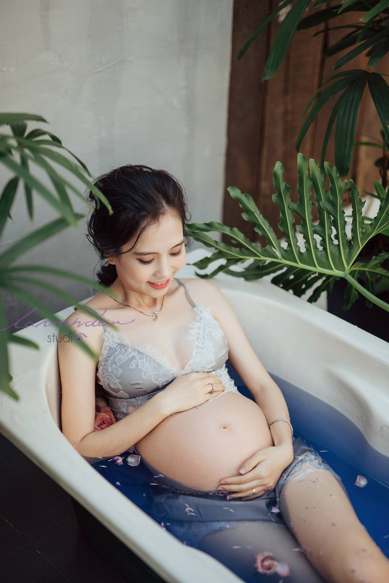 Tạo dáng chụp ảnh bầu đẹp tại nhà cùng mẹ và bé