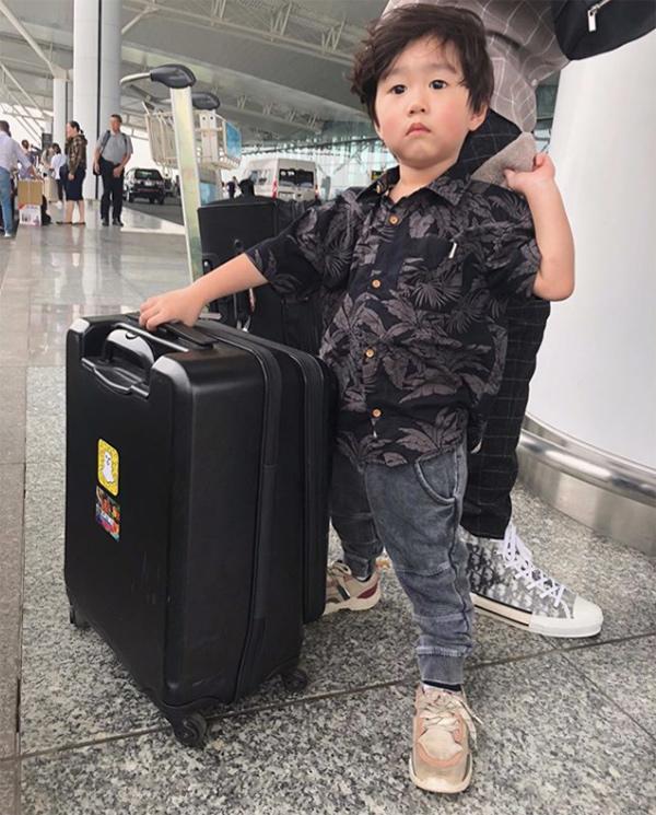 Nói chẳng ngoa, các cô chú cũng phải xách dép chạy theo phong cách của 5 nhóc tì này - 7