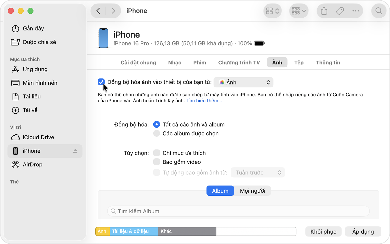 Cài đặt đồng bộ hóa ảnh cho iPhone đã kết nối trong Finder.