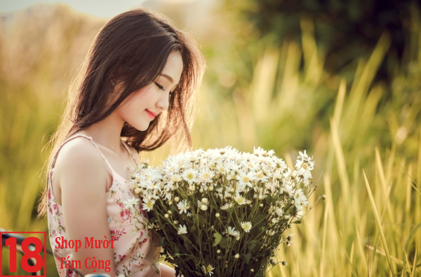 150+ hình ảnh cô gái cầm hoa đẹp nhất 2026