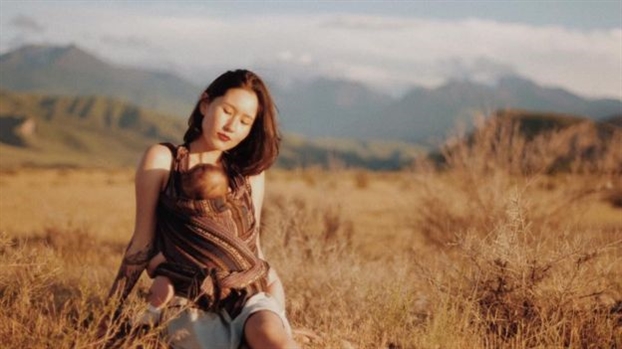 Dang anh cho con bu, con gai Tong thong Kyrgyzstan gay bao mang