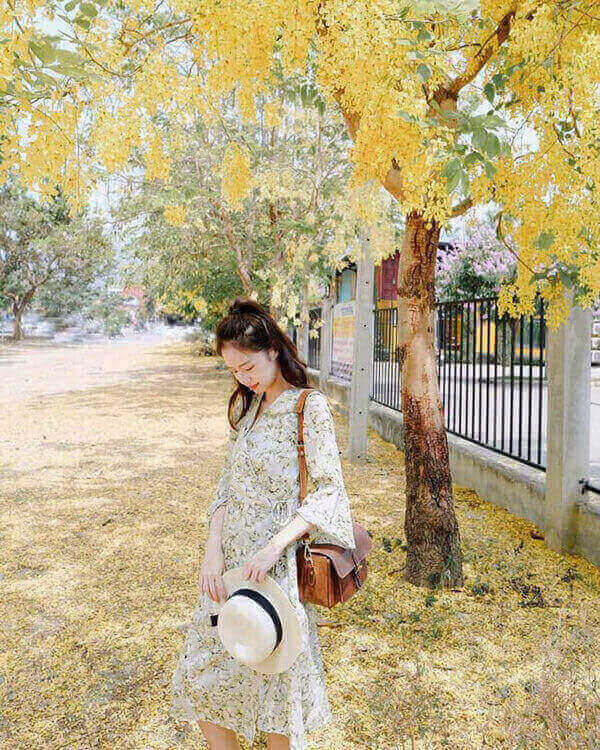 Khoanh tay tạo nét nghiêm túc