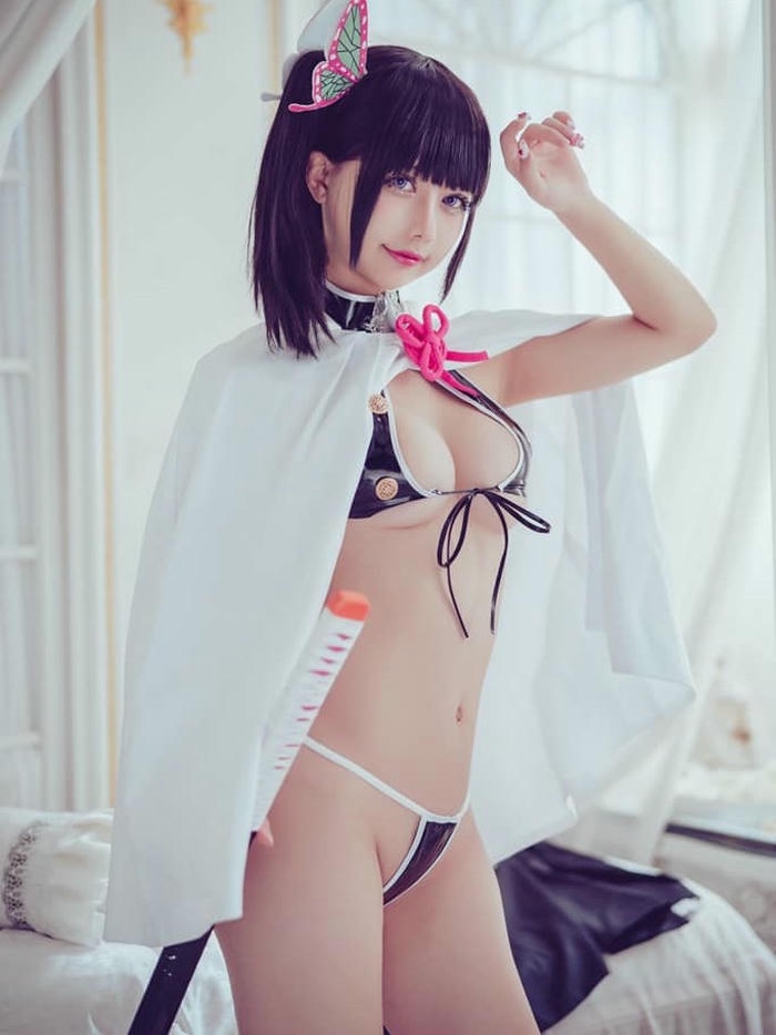 Cosplay anime gợi cảm tóc đen áo choàng trắng đứng thẳng