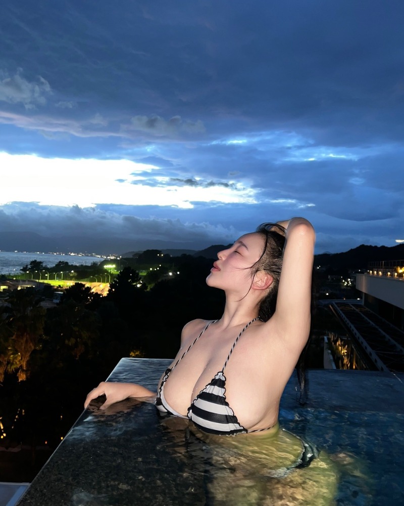 Bikini gái xinh tắm hồ bơi