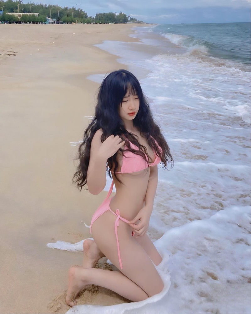 Ảnh gái xinh bikini đi biển