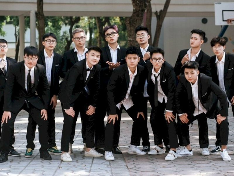 Chọn màu sắc trang phục kỷ yếu nam