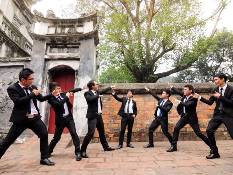 chụp kỷ yếu nên đi giày gì nam