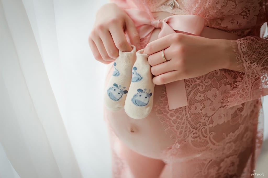 Cách tạo dáng đơn giản, đáng yêu mẹ bầu có thể tham khảo