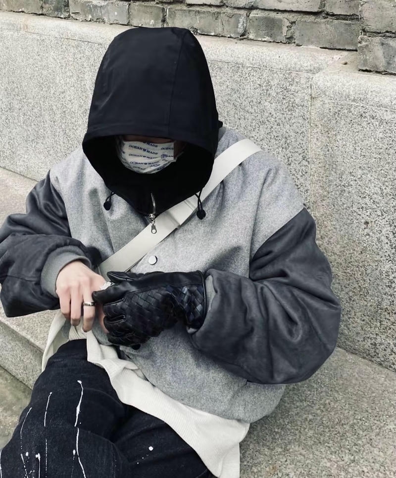 Nam sinh 2k10 mặc hoodie rộng tạo dáng boy phố giấu mặt
