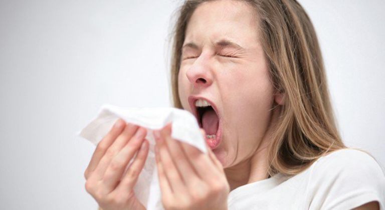 nhức mắt khi ngủ dậy do dị ứng bụi mạt nhà