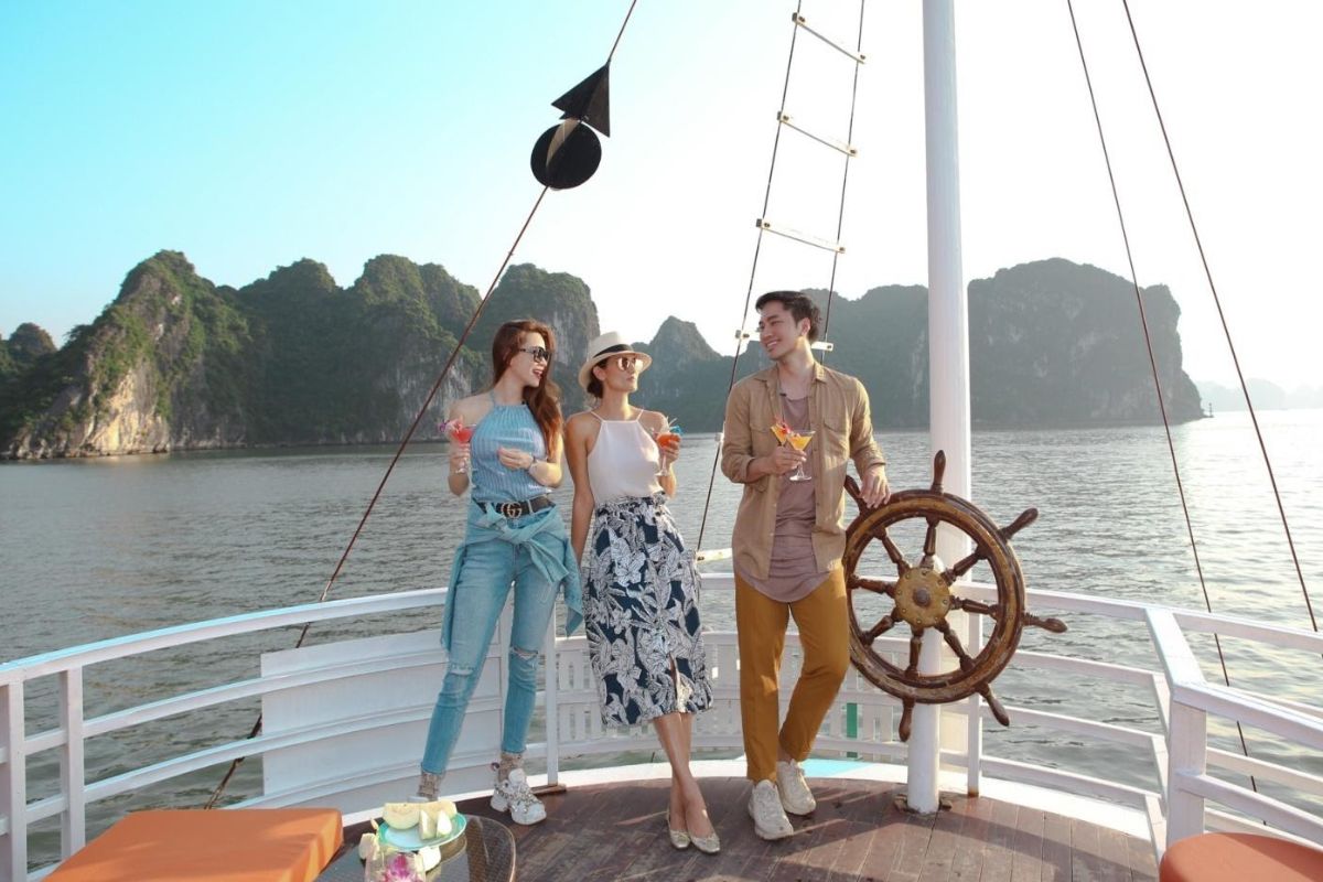 Các Tip Tạo Dáng Chụp Ảnh Trên Du Thuyền “Chanh Sả” Nhất &ndash; Du Thuyền Á Châu