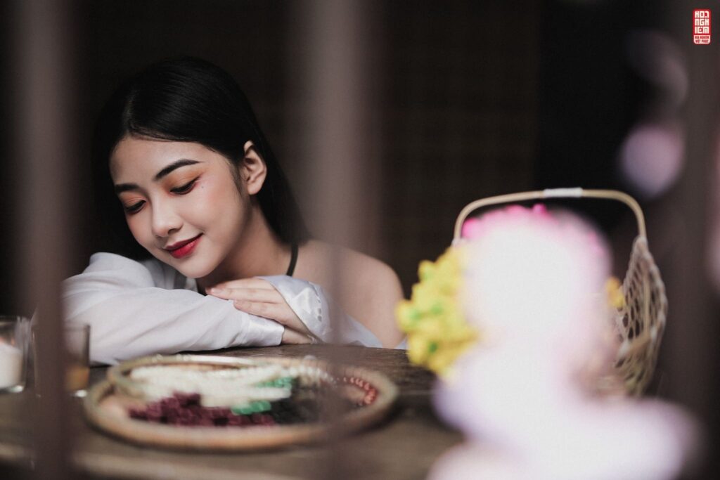 Thiếu nữ dịu dàng bên khung cửa mùa tết đến