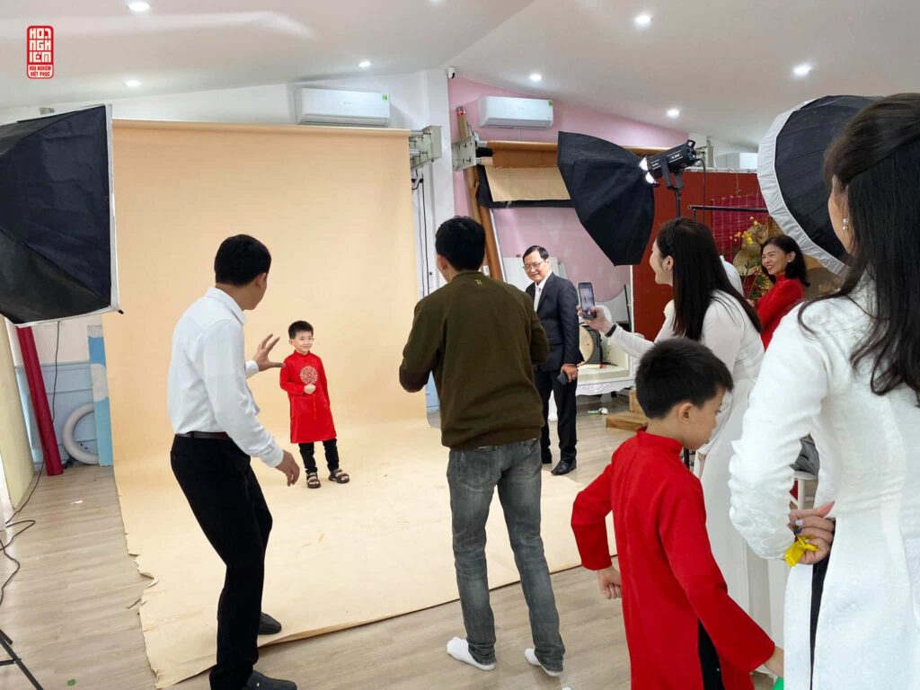 Hậu trường studio chụp ảnh gia đình tết việt phục