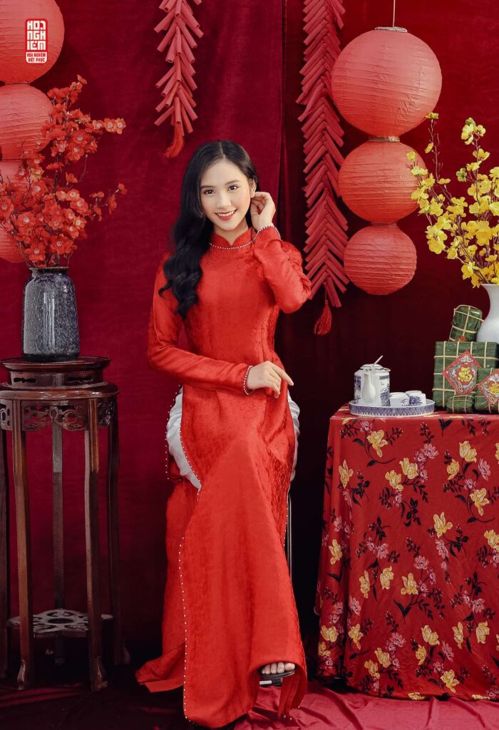 cô gái trẻ mặc áo dài đỏ chụp ảnh concept tết truyền thống
