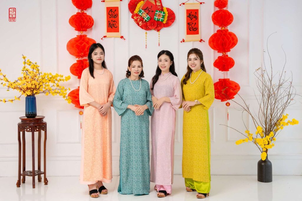 Chị em trong gia đình mang áo dài pastel chụp ảnh tết phong cách nhẹ nhàng