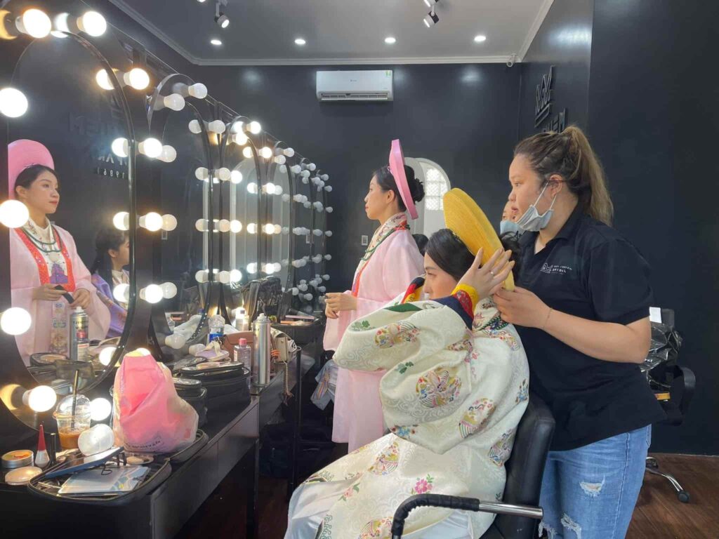 Hậu trường trang điểm việt phục mùa tết trong studio