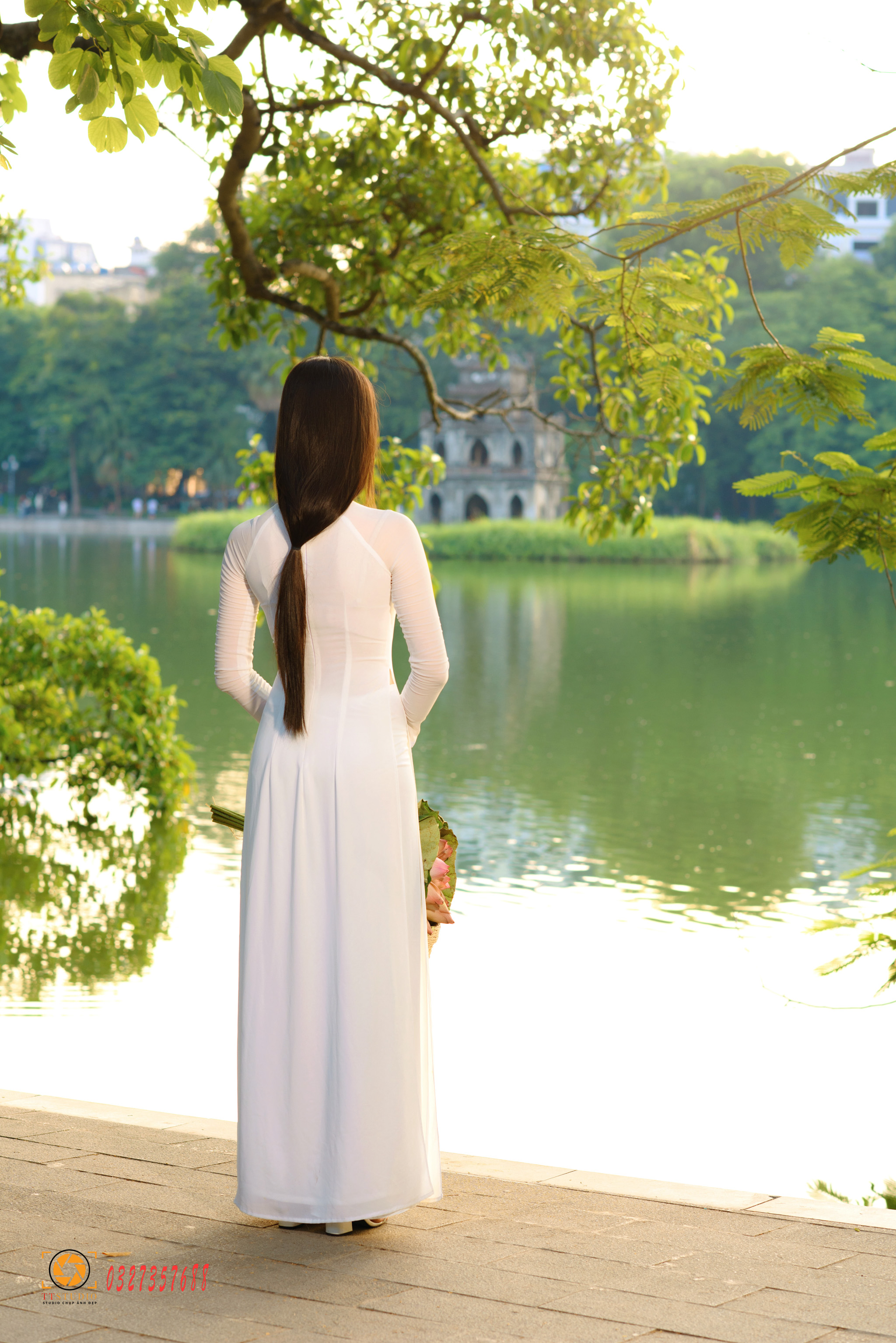 Tạo dáng ôm hoa