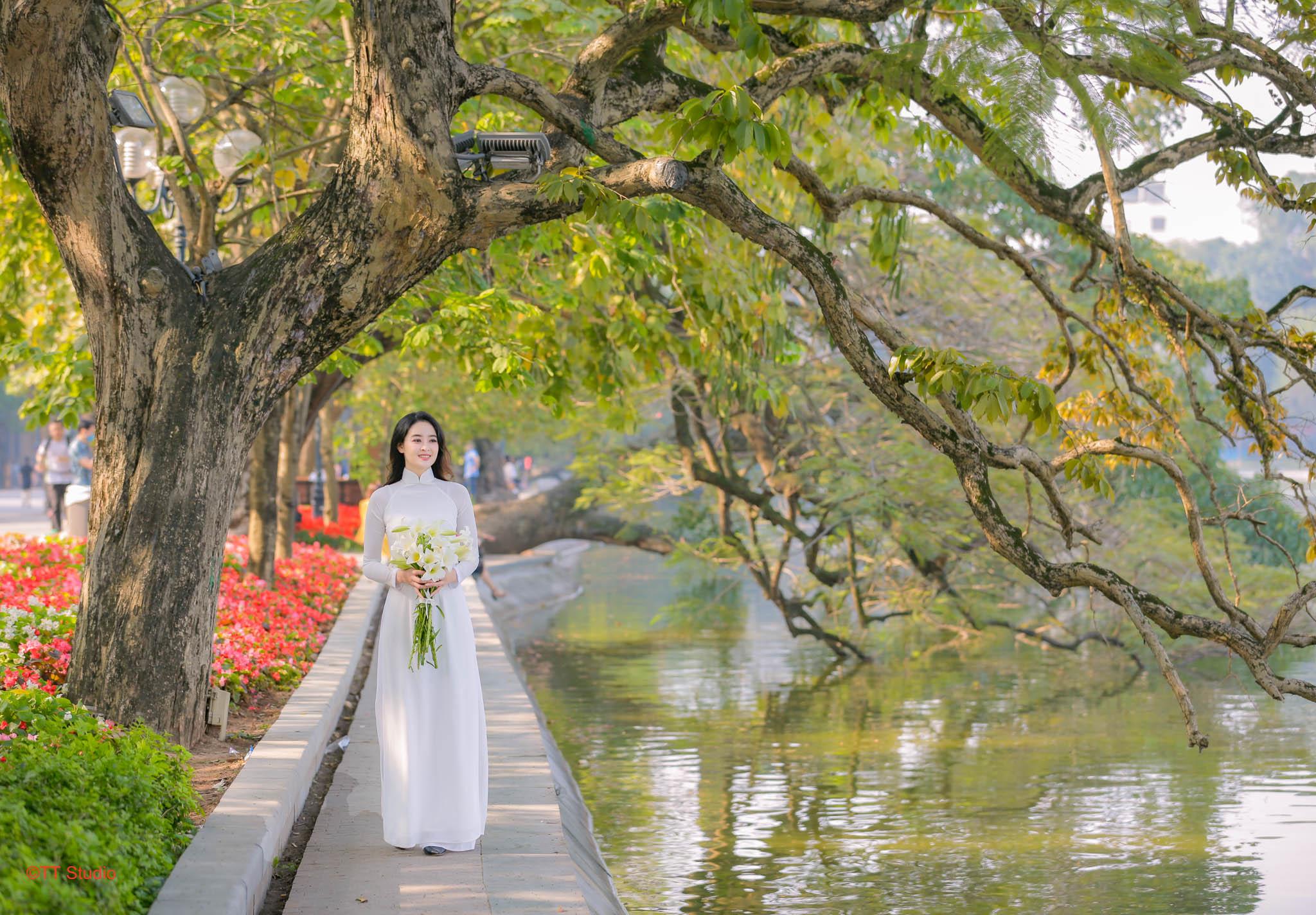 Tạo dáng bước đi nhẹ nhàng bên hồ gươm